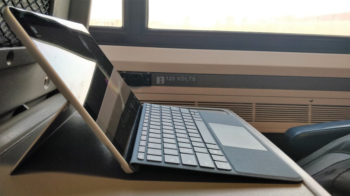 Surface Connector по-прежнему работает с док-станцией Surface, а также с растущим числом концентраторов USB-C